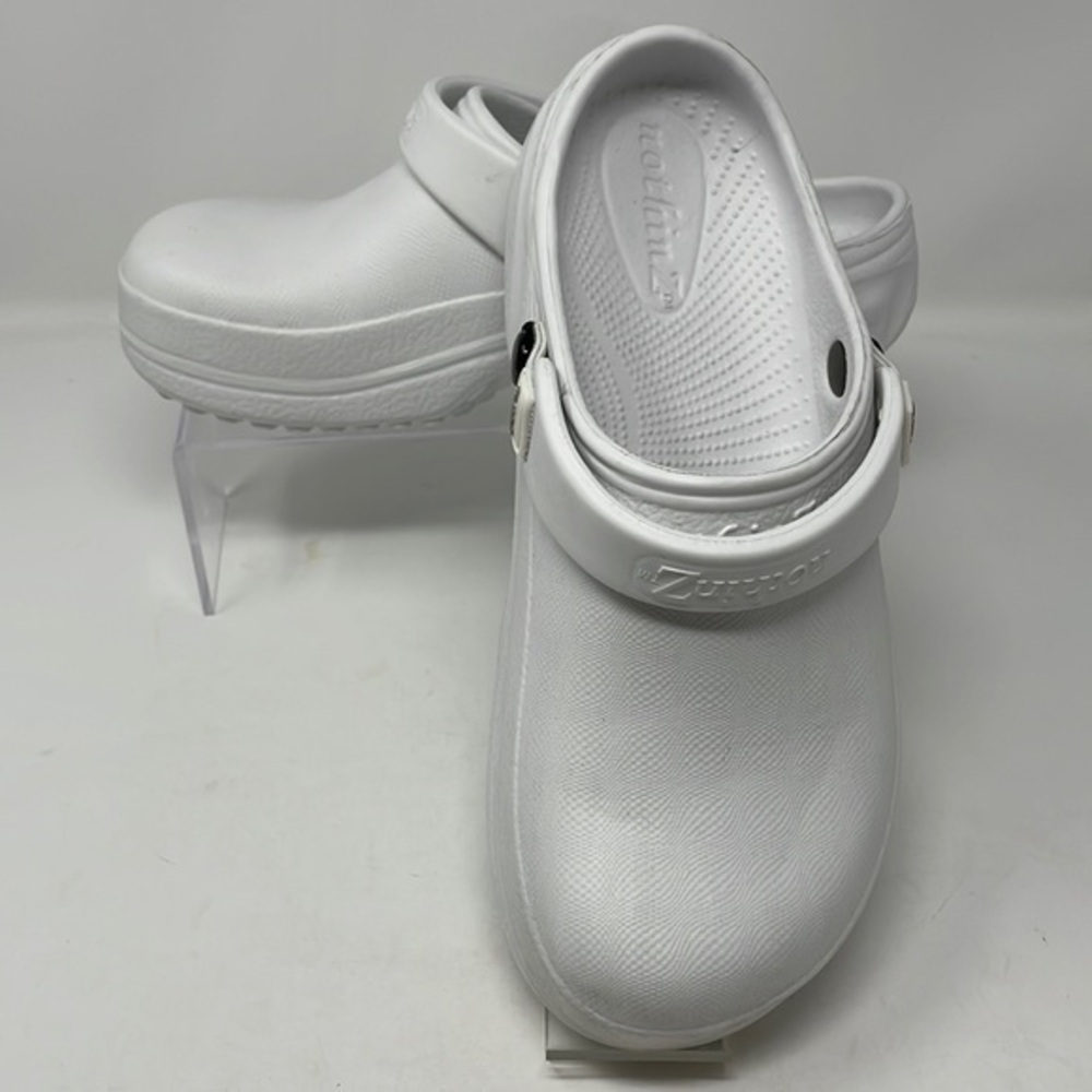 NWT Nothinz White Closed Top
SIZE 10Ladies/8Mens (Perfect for the Medical Field)